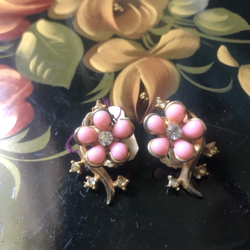 VTG Pink, Gold and Rhinestone Clip-on Earrings 💕